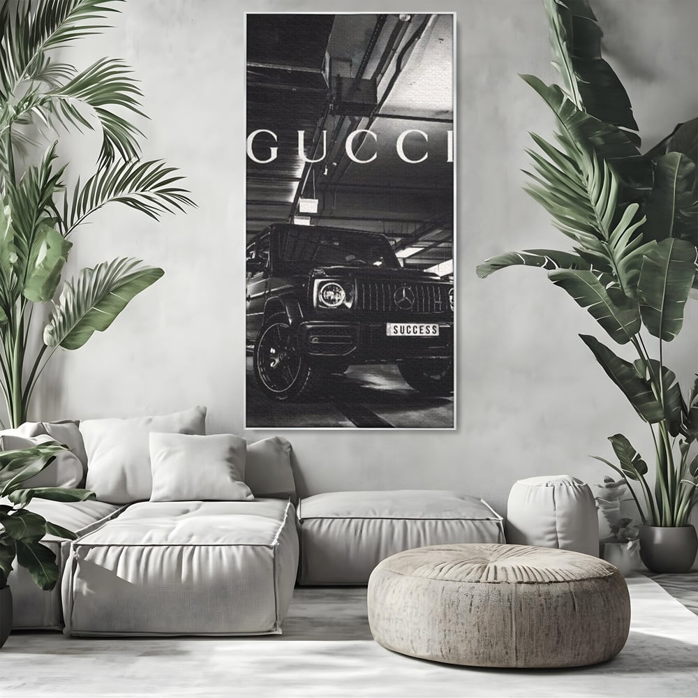 Tablou canvas cu tablou canvas cu masina si text, in rama de aluminiu argintiu, pe perete intr-un living